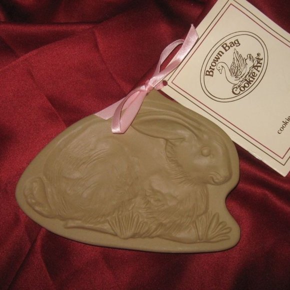VINTAGE 1986 BROWN BAG COOKIE ART RUNNING RABBIT DESIGN CERAMIC COOKIE MOLD - Picture 1 of 7